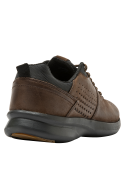 Calzado marrón casual de cuero y textil para hombre, ideal para trabajo casual o reuniones sociales relajadas.