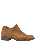 Calzado de mujer en cuero camel charol, textura reptil, cremallera lateral, perfecto para ocasiones informales y chic.