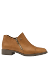 Calzado de mujer en cuero camel charol, textura reptil, cremallera lateral, perfecto para ocasiones informales y chic.
