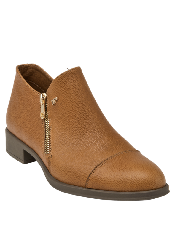 Calzado negro de cuero charol con cremallera lateral, combina estilo sofisticado y funcionalidad para el día a día.
