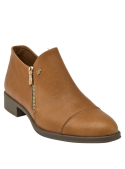 Zapato camel de cuero charol, diseño reptil, cremallera lateral, versátil para atuendos casuales y refinados.