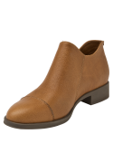 Moderno zapato de cuero camel, estilo charol con grabado reptil y cremallera lateral, ideal para looks urbanos.