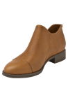Moderno zapato de cuero camel, estilo charol con grabado reptil y cremallera lateral, ideal para looks urbanos.