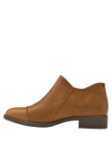 Elegante zapato camel de cuero charol con textura reptil, diseño sofisticado, funcional con cremallera lateral.