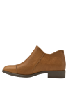 Elegante zapato camel de cuero charol con textura reptil, diseño sofisticado, funcional con cremallera lateral.