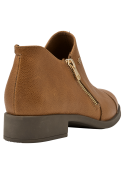 Zapato de mujer color camel en charol de cuero con grabado de piel de reptil, moderno y elegante con cremallera lateral.