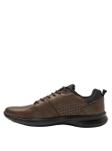 Zapato marrón de cuero y textil para hombre, diseño contemporáneo, ideal con jeans o joggers.