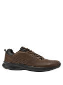Zapato marrón casual de cuero y textil para hombre, ergonómico, suela robusta, ideal para largas caminatas.