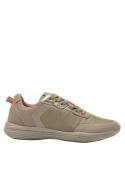 zapatilla beige con enfoque en confort y funcionalidad, adecuada para ocasiones informales y actividades al aire libre.