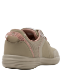 zapatilla athleisure beige para mujer, ideal para combinar con joggers o jeans ajustados en looks casuales.
