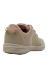 zapatilla athleisure beige para mujer, ideal para combinar con joggers o jeans ajustados en looks casuales.