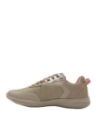 calzado casual beige para mujer con acolchado en el tobillo y tirador en el talón para fácil colocación.