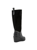 Bota negra de mujer en cuero, diseño contemporáneo con tachas y tacón cuña, ideal para un estilo chic y versátil.