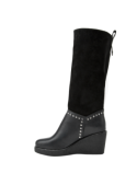Bota de cuero negro de mujer, estilo casual con tacón cuña y detalles chic, adaptable a jeans o vestidos.