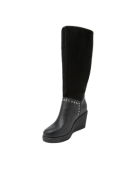 Bota casual de mujer en cuero negro, caño alto con tachas, perfecta para un look moderno y sofisticado.