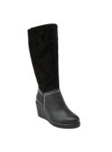 Bota de cuero negro para mujer con tacón cuña, combinando elegancia y comodidad para ocasiones diurnas y nocturnas.