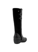 Elegante bota de cuero negro para mujer, versátil para combinar con jeans o vestidos, ofreciendo protección y estilo.