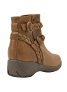 Botín camel de cuero para mujer, caña de 12 cm, estilo casual, garantiza confort y protección en climas fríos.