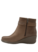 Botín de cuero café para mujer, estilo casual, con tecnología de adaptación anatómica.
