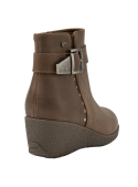 Botín de cuero café femenino, casual y cálido, con punta redonda y caña de 11 cm.