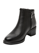 Elegante botín casual de cuero negro, equilibrando estilo y funcionalidad, versátil para diversas ocasiones.