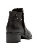 Calzado femenino en cuero negro con taco moderado, proporcionando elevación cómoda para todo el día.