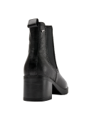 Botín Chelsea de mujer en cuero negro, puntera redonda, diseño minimalista, ideal para ocasiones casuales o formales.