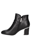Botín de cuero negro con silueta ajustada, dos correas decorativas laterales con hebillas metálicas, ideal para mujeres.