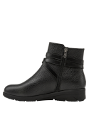 Calzado de cuero negro, botín casual para mujer, diseñado para proteger del frío y humedad.