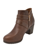 Botín casual de cuero marrón para mujer, con hebillas metálicas discretas, combinable con jeans o faldas.