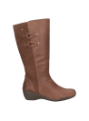 Elegante bota de cuero café para mujer, con suela elevada y diseño sobrio, perfecta para combinar con jeans o vestidos.