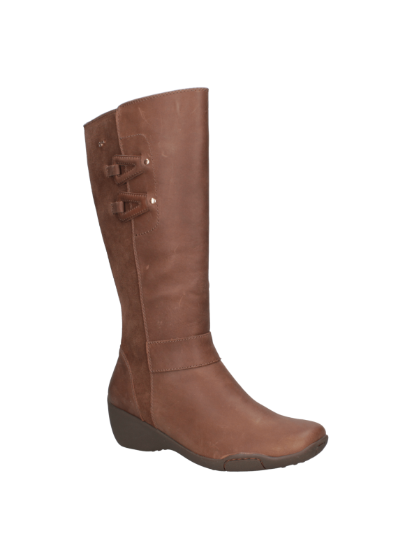 Calzado de cuero negro para mujer, con caña alta y hebillas decorativas, ideal para climas fríos y looks casuales.