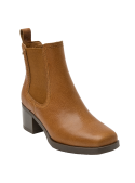 Cómodo botín Chelsea de cuero en color camel, con puntera redondeada y caña media, apto para el uso diario.