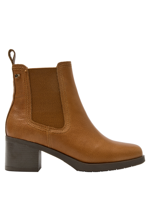 Cómodo botín Chelsea de cuero en color camel, con puntera redondeada y caña media, apto para el uso diario.