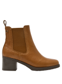 Versátil botín camel para mujer, perfecto para ocasiones desde salidas casuales hasta eventos semi-formales.