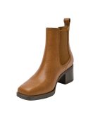 Botín de cuero camel estilo Chelsea, ideal para un look urbano y casual, combinable con jeans o faldas midi.