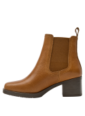 Elegante botín camel de cuero para mujer, con cierre elástico lateral y tacón cuadrado mediano que ofrece comodidad.