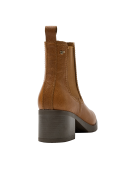 Botín Chelsea de mujer en color camel, confeccionado en 100% cuero, destaca por su diseño clásico y minimalista.