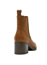 Botín Chelsea de mujer en color camel, confeccionado en 100% cuero, destaca por su diseño clásico y minimalista.