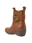 Botín Chelsea camel de cuero para mujer, diseño cómodo y resistente al desgaste diario.