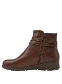 Botín de cuero café para mujer, ideal para invierno, con caña de 11 cm.