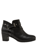 Botín negro de cuero con empeine liso, ideal para jornadas laborales cómodas y con estilo.