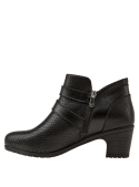 Botín negro de cuero para mujer con diseño clásico y elegante, ideal para combinar con atuendos casuales y semi-formales.