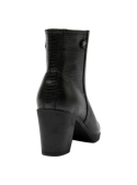 Botín negro de mujer en cuero, caña alta, sin adornos, perfecto para un look moderno y sofisticado en eventos nocturnos.