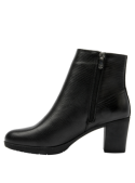 Botín de cuero negro con textura reptil, diseño elegante y versátil, ideal para ocasiones que requieren estilo y confort.
