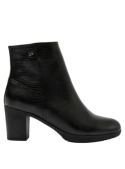 Botín de mujer negro, estilo casual, hecho de cuero con textura de reptil, destacando su diseño minimalista y elegante.