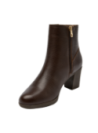 Botín femenino de cuero marrón con textura reptil, ideal para cenas elegantes o reuniones de trabajo.