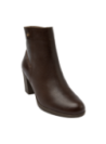 Botín marrón de cuero para mujer, diseño minimalista y sofisticado, perfecto para combinar con faldas midi o jeans ajustados.