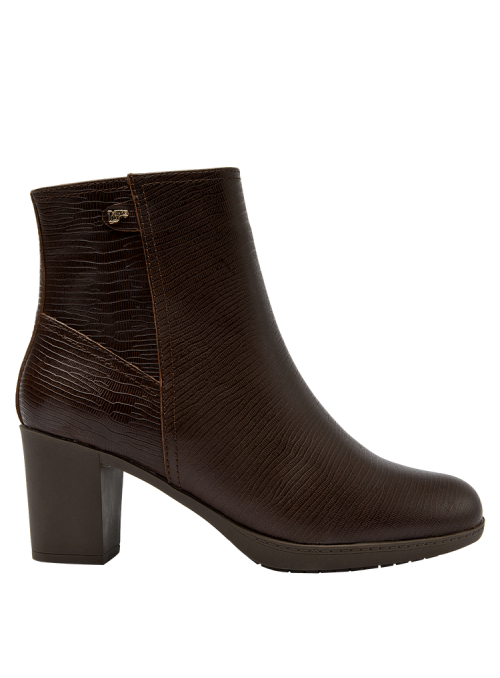 Botín marrón de cuero para mujer, diseño minimalista y sofisticado, perfecto para combinar con faldas midi o jeans ajustados.