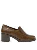 Calzado de cuero café de estilo casual, con taco bloque y detalles elegantes para uso diario.